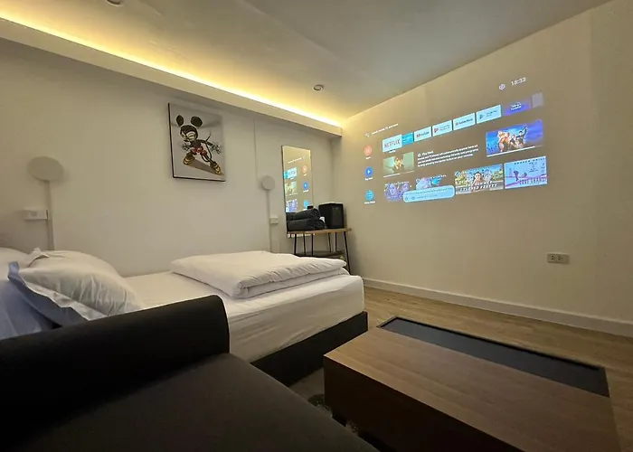 The White Den Sukhumvit 44 *