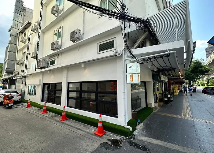 The White Den Sukhumvit 44 旅馆 曼谷