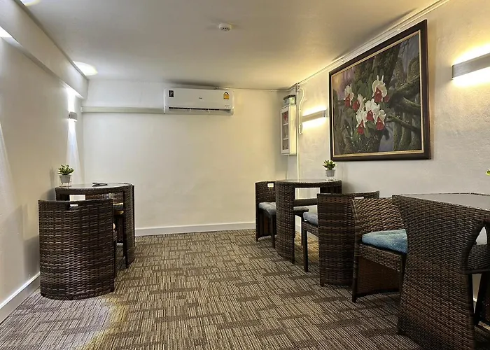 The White Den Sukhumvit 44 旅馆 曼谷