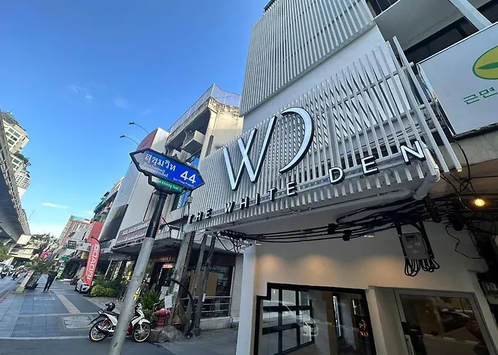 The White Den Sukhumvit 44 曼谷