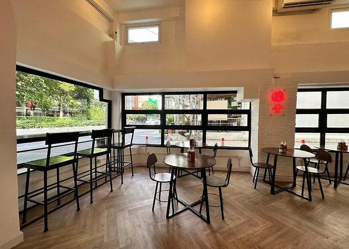 旅馆 The White Den Sukhumvit 44 *