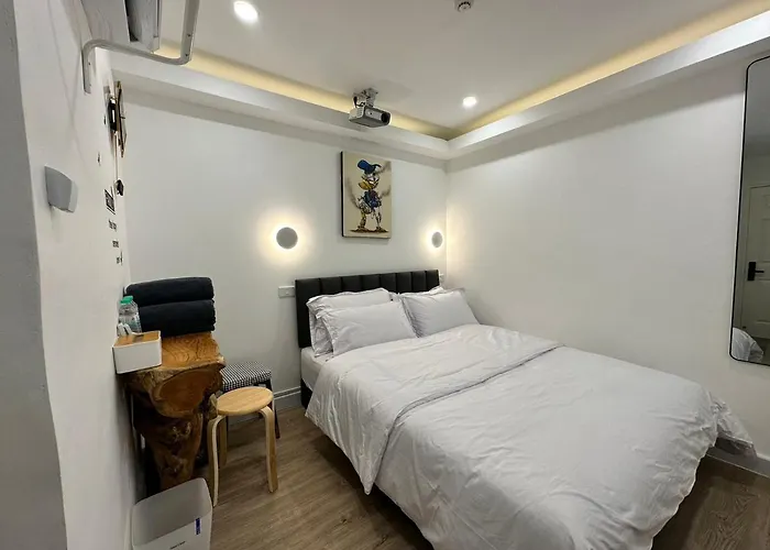 The White Den Sukhumvit 44 * 曼谷