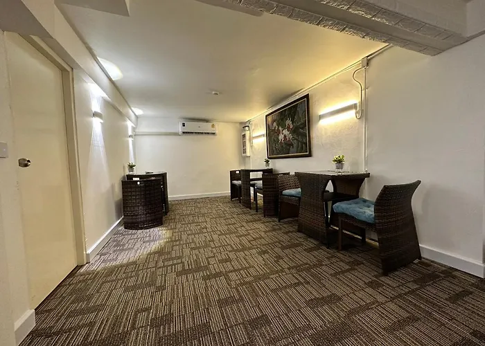 The White Den Sukhumvit 44 旅馆 *