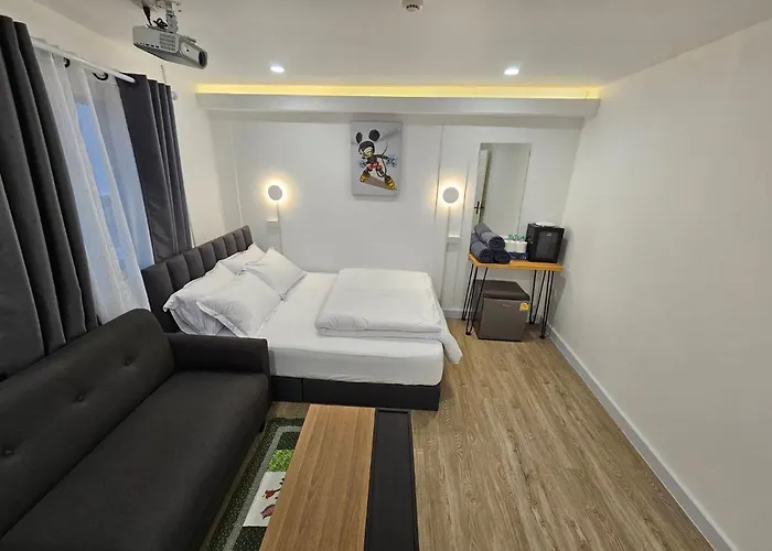 The White Den Sukhumvit 44 * 曼谷