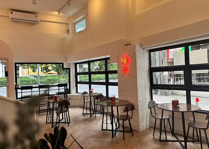 The White Den Sukhumvit 44 曼谷