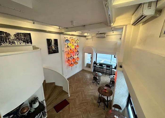 The White Den Sukhumvit 44 旅馆