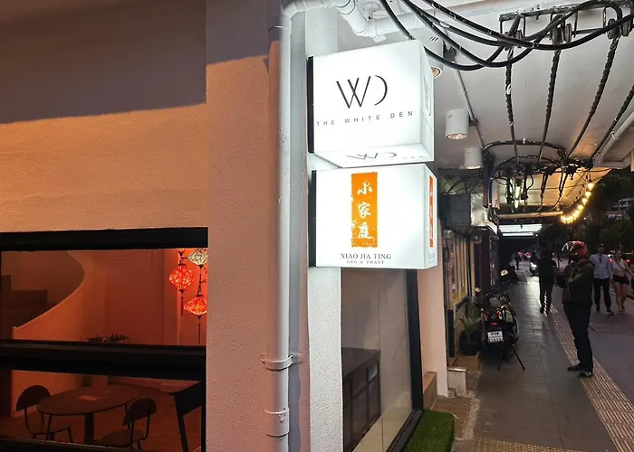 旅馆 The White Den Sukhumvit 44 *