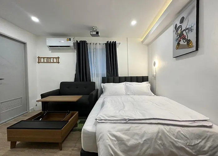 The White Den Sukhumvit 44 曼谷