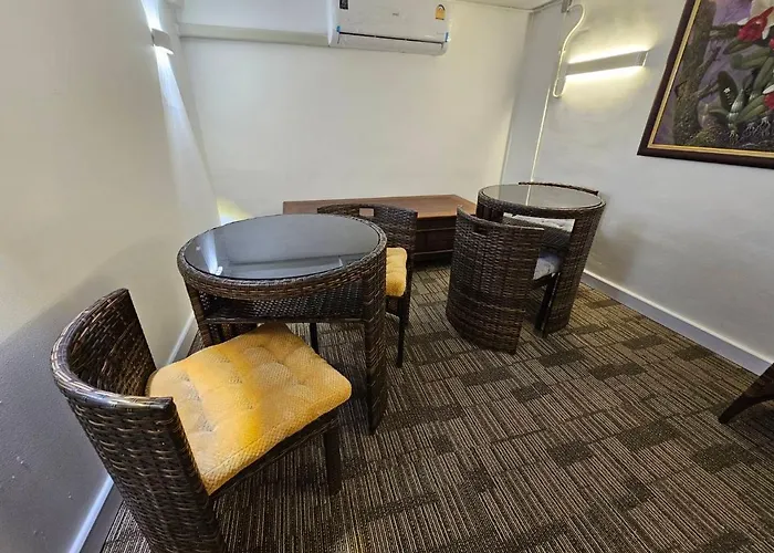 旅馆 The White Den Sukhumvit 44
