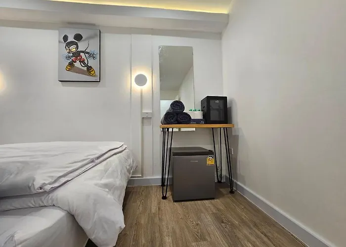 The White Den Sukhumvit 44 * 曼谷