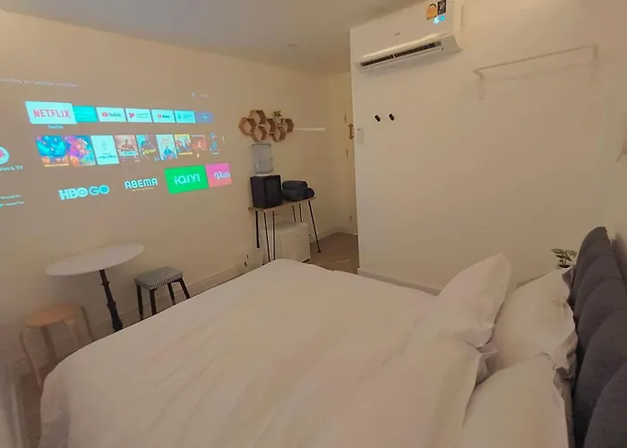 The White Den Sukhumvit 44 旅馆 *