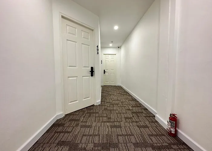 The White Den Sukhumvit 44 旅馆 曼谷