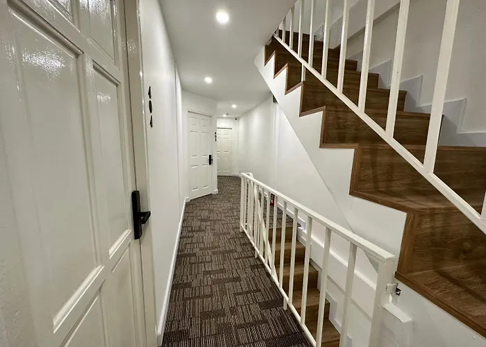 The White Den Sukhumvit 44 旅馆