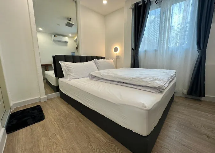 The White Den Sukhumvit 44 旅馆 *