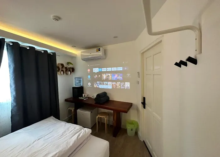 The White Den Sukhumvit 44 * 曼谷