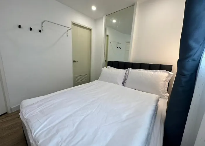The White Den Sukhumvit 44 *