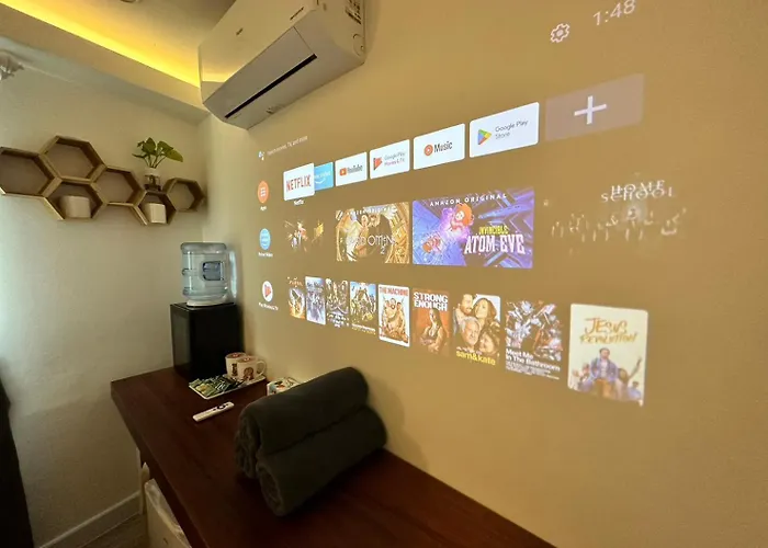 The White Den Sukhumvit 44 旅馆 *
