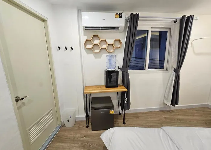 The White Den Sukhumvit 44