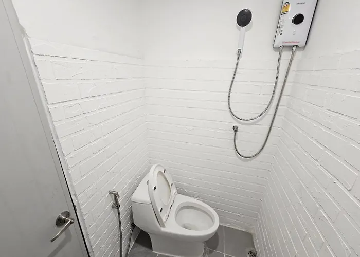 The White Den Sukhumvit 44 旅馆