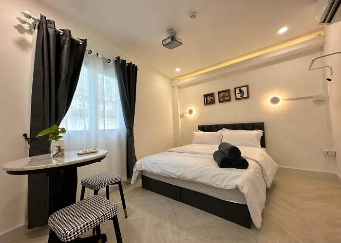 The White Den Sukhumvit 44 旅馆 *