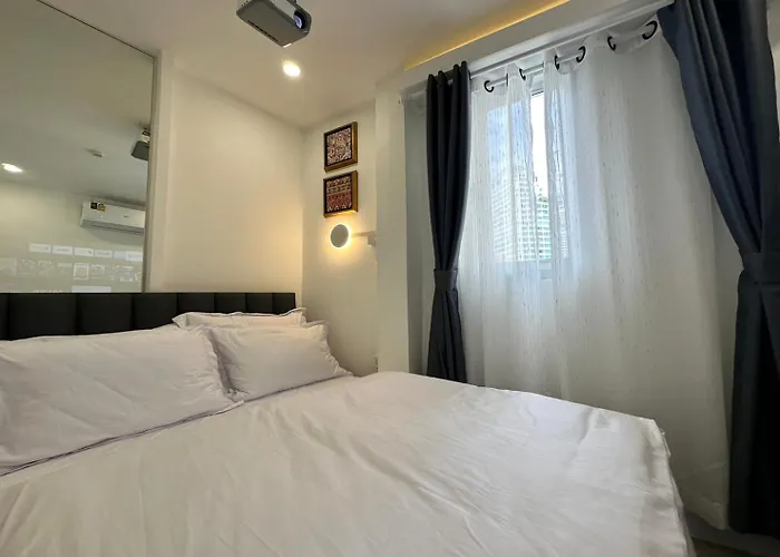 The White Den Sukhumvit 44 *