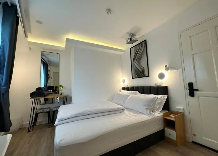 The White Den Sukhumvit 44 曼谷