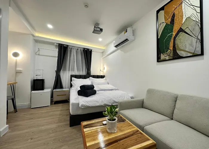 The White Den Sukhumvit 44 旅馆 曼谷