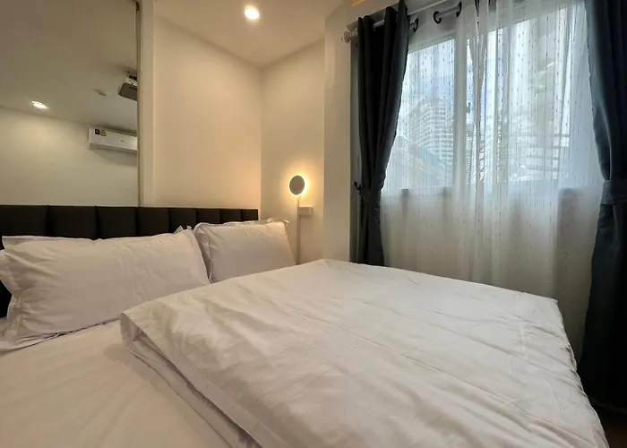 The White Den Sukhumvit 44 曼谷