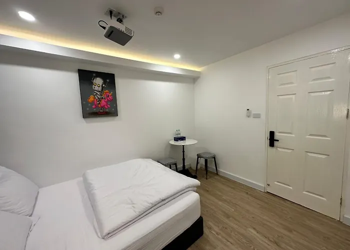 旅馆 The White Den Sukhumvit 44 *