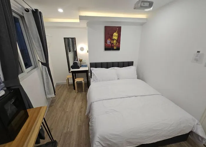 The White Den Sukhumvit 44 旅馆