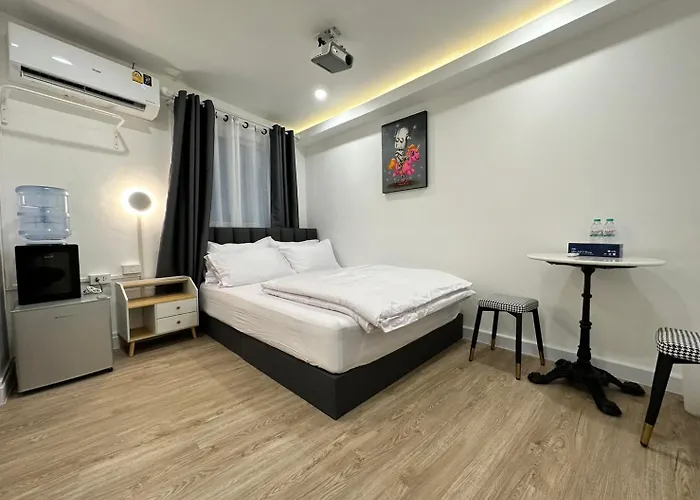 The White Den Sukhumvit 44 *