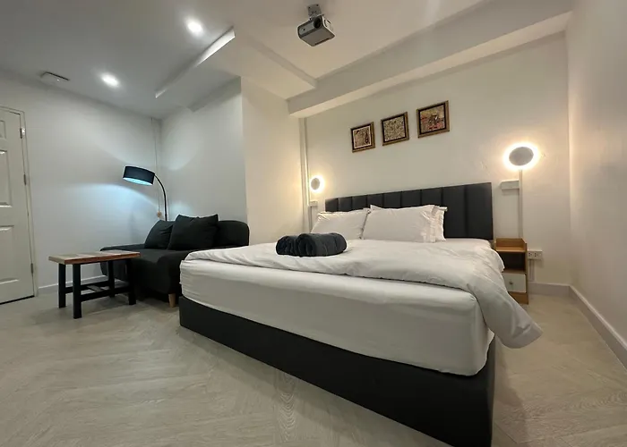 The White Den Sukhumvit 44 旅馆 *