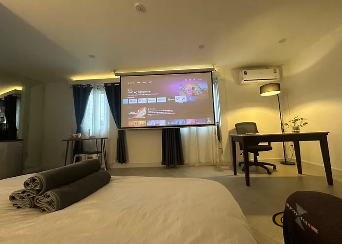 The White Den Sukhumvit 44 * 曼谷